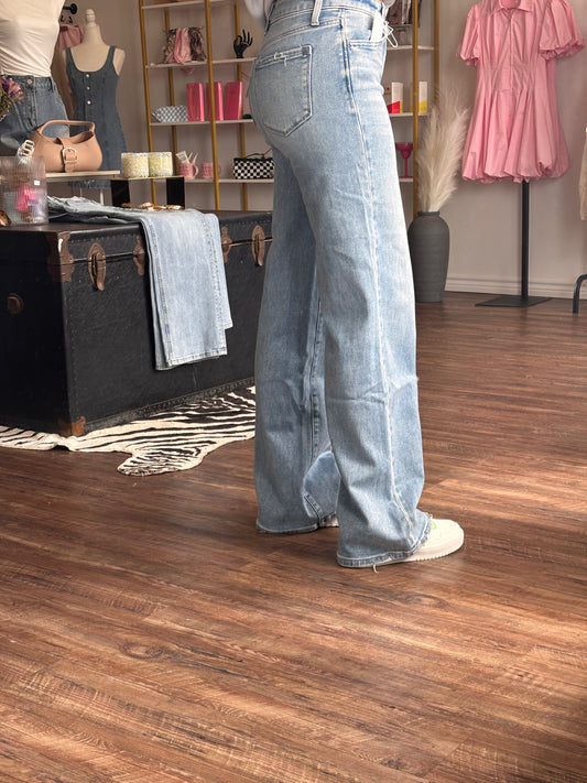HIGH RISE FULL LENGTH LIGHT WASH WIDE JEANS F6060